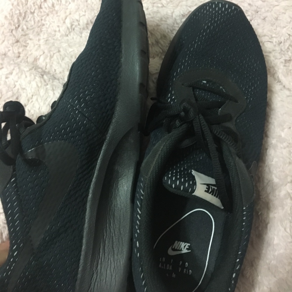 Nike Tennis Shoes - Picture 3 of 4